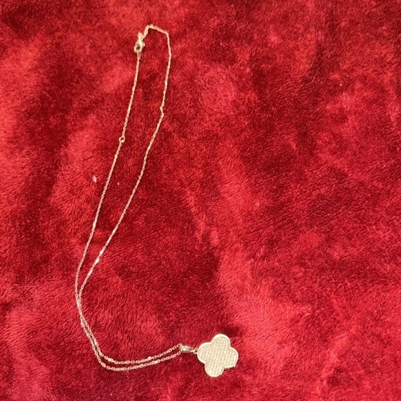 Elegant silver Clover Pendant Necklace - Picture 5 of 7